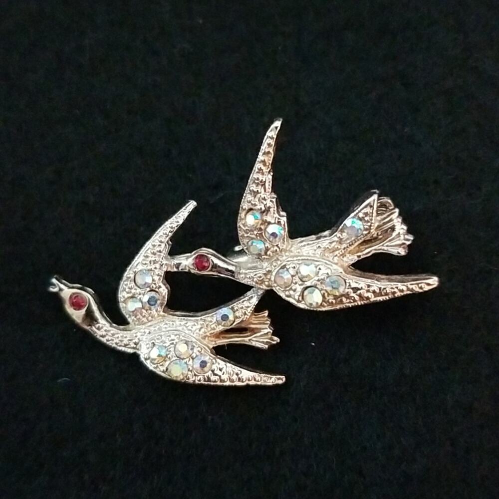 Flying Hummingbirds Pair Brooch Pin Gold Tone Birds in Flight